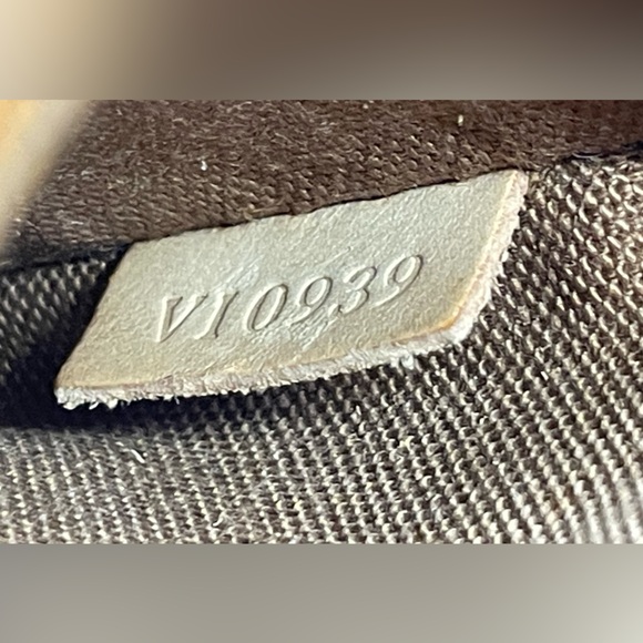 Louis Vuitton Alma Monogram HandBag - Picture 16 of 16